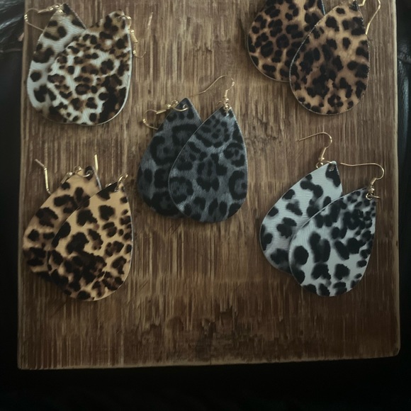 FAUX LEATHER handmade cheetah/animal print 5 pairs - Picture 3 of 3